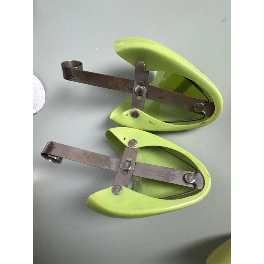 SAKS FIFTH AVENUE FENTON LAST Green PLASTIC & Metal Lady's‎ Shoe Tree SET Of TWO